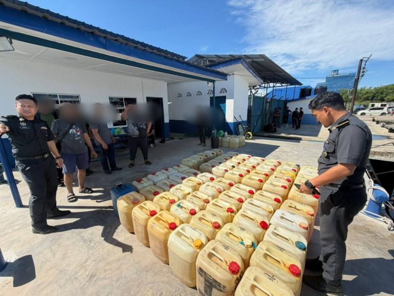 Bot laju berserta 1,725 liter petrol dirampas, diserahkan kepada KPDN Semporna