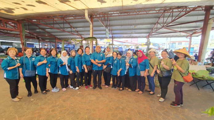 Members of Persatuan Penjaja Lestari Pasar Tuaran
