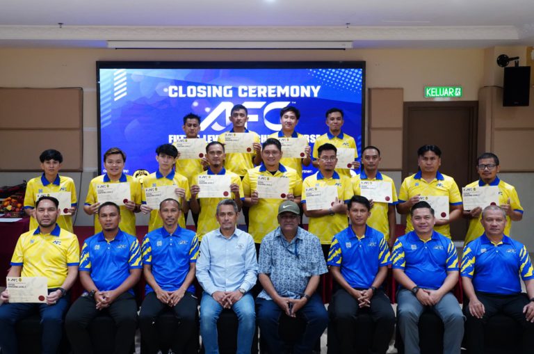 17 peserta tamat kursus kejurulatihan futsal AFC Tahap 1 di Sabah
