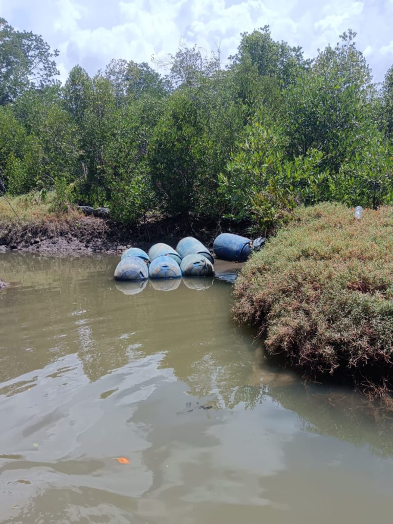 18 tong drum berisi petrol dirampas di Muara Sungai Kampung Pagason