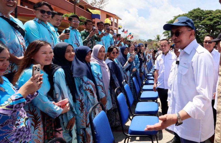Anwar mahu SMK Banggi jadi contoh kecemerlangan pendidikan luar bandar