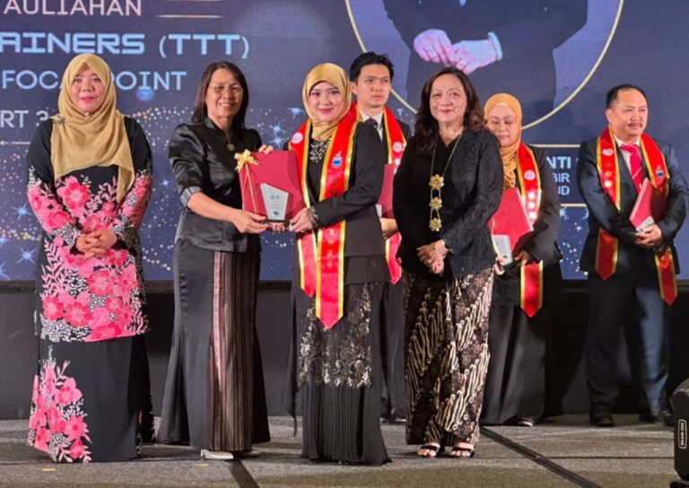 Sabah perkukuh tadbir urus responsif gender, 15 pegawai ditauliah sebagai jurulatih