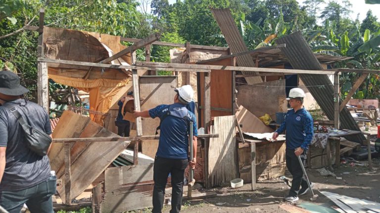 DBKK roboh 40 struktur setinggan haram di tanah miliknya