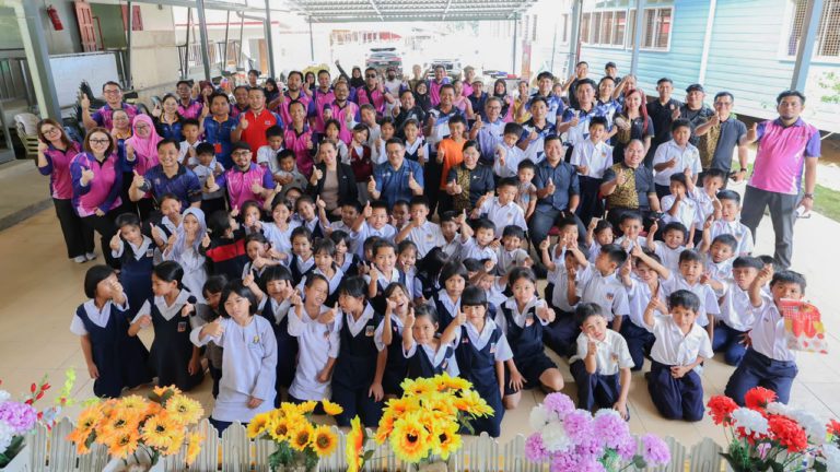 UMS santuni komuniti menerusi program CSR di SK Kaingaran, Tambunan