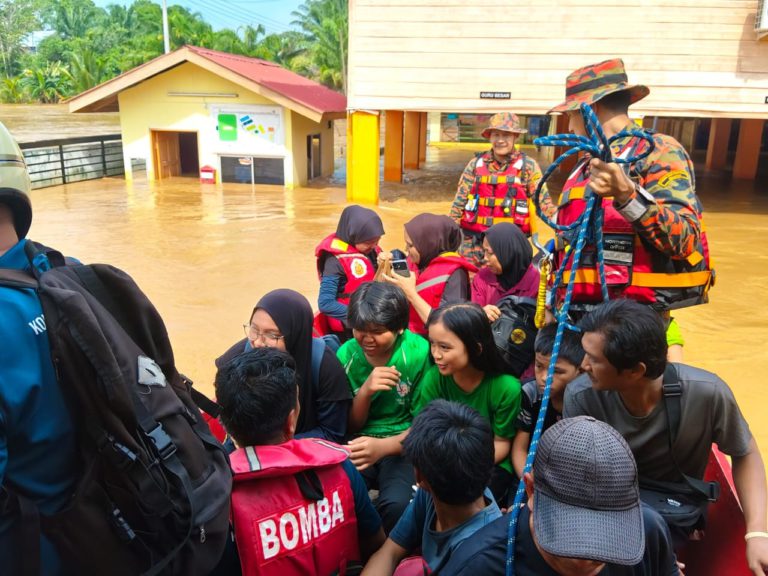 Bomba selamatkan 12 mangsa banjir di SK Kuala Apas, Tawau