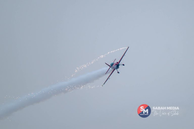 Imej hati, angka ’69’ lakar langit Putrajaya menerusi aerobatik ‘melukis senja’