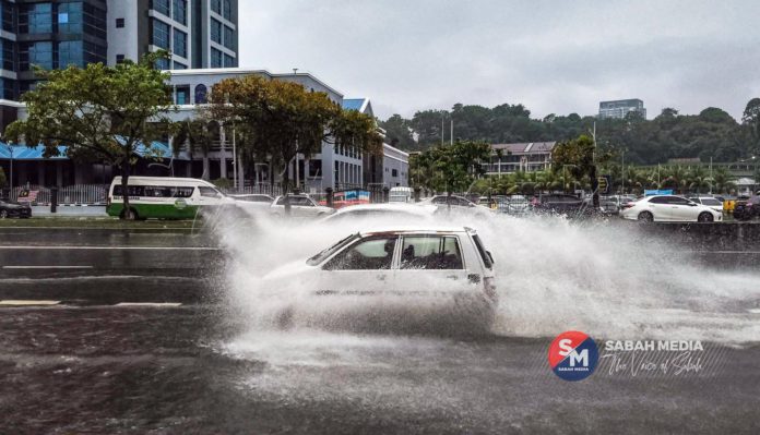 HUJAN BANJIR KILAT CUACA PAYUNG