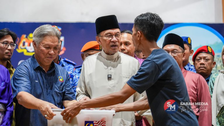 PM Anwar santuni mangsa kebakaran Kampung Numbak