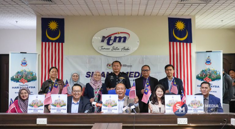 Jafry (duduk, tengah) bersama pihak penganjur lain menunjukkan poster promosi Sambutan Hari Malaysia 2026 pada sidang media khas di sini, hari ini. - Foto Sabah Media/ Alexter Rosalia