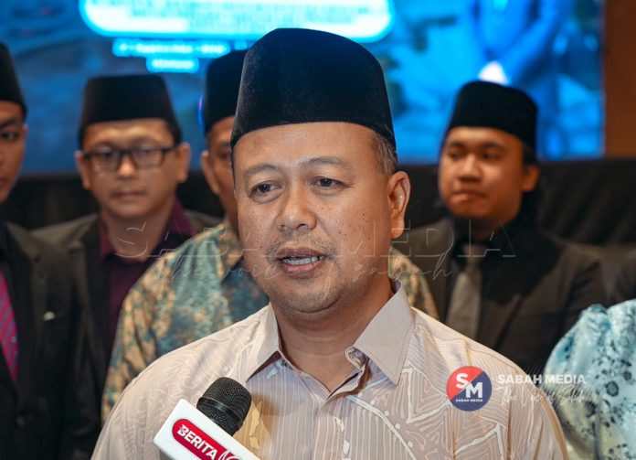 Ketua Pegawai Eksekutif Majlis Ugama Islam Sabah (MUIS) ialah Datuk Ramlan bin Awang Ali