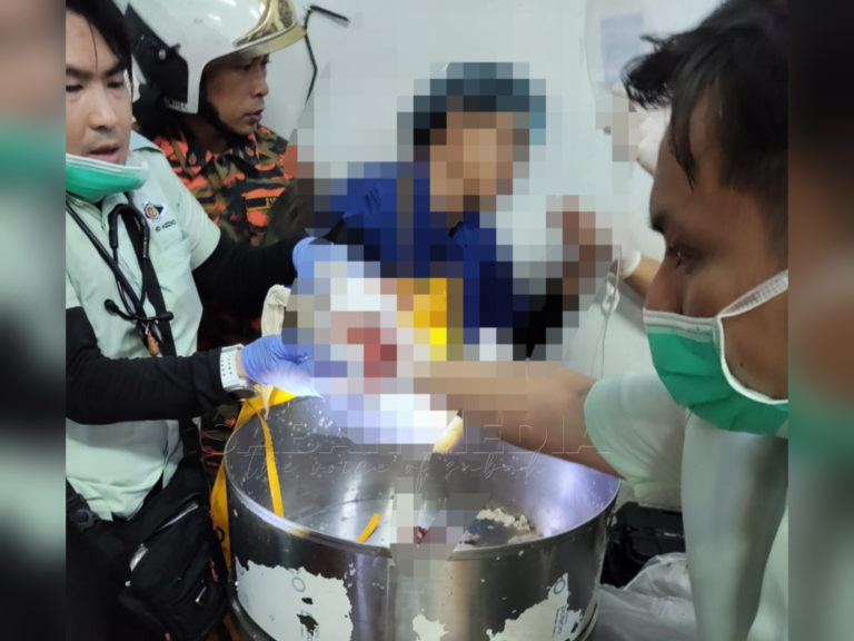 Pekerja lelaki cedera, jari tersepit mesin pengisar ikan