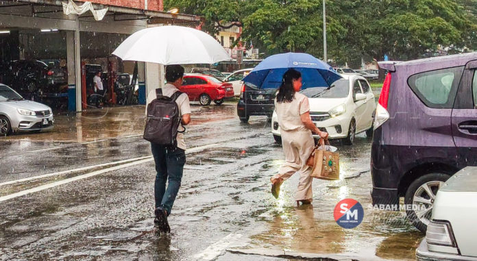 BANJIR HUJAN CUACA PAYUNG