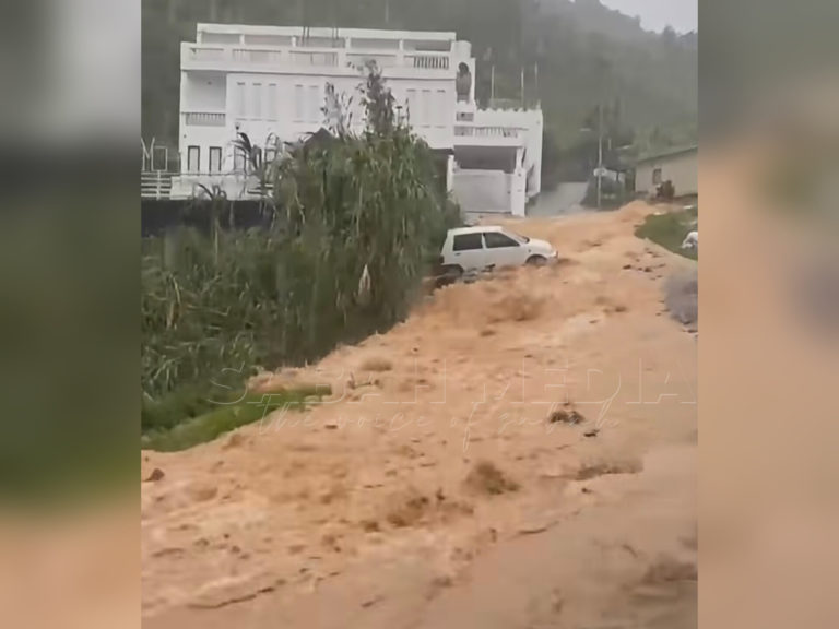 Aliran air deras limpahi jalan di Kundasang Lama