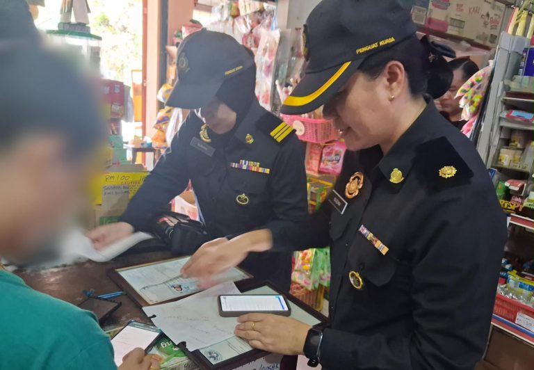 Peniaga runcit dikompaun guna alat timbang tamat tempoh